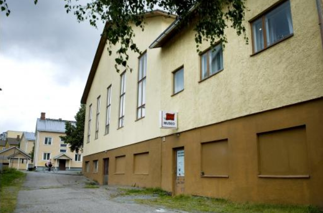 Vaasan Työväenmuseon sisätiloja, esineitä ja valokuvia