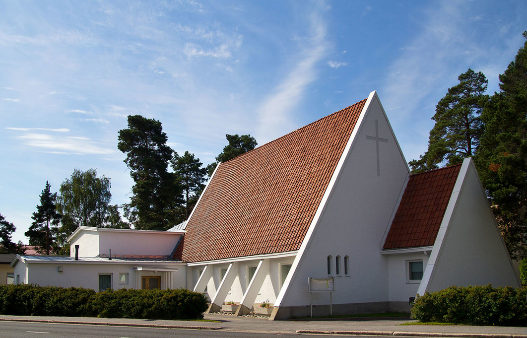 Vetokannaksen kirkko ulkoa, talvella, lumipeitteinen puisto etualalla