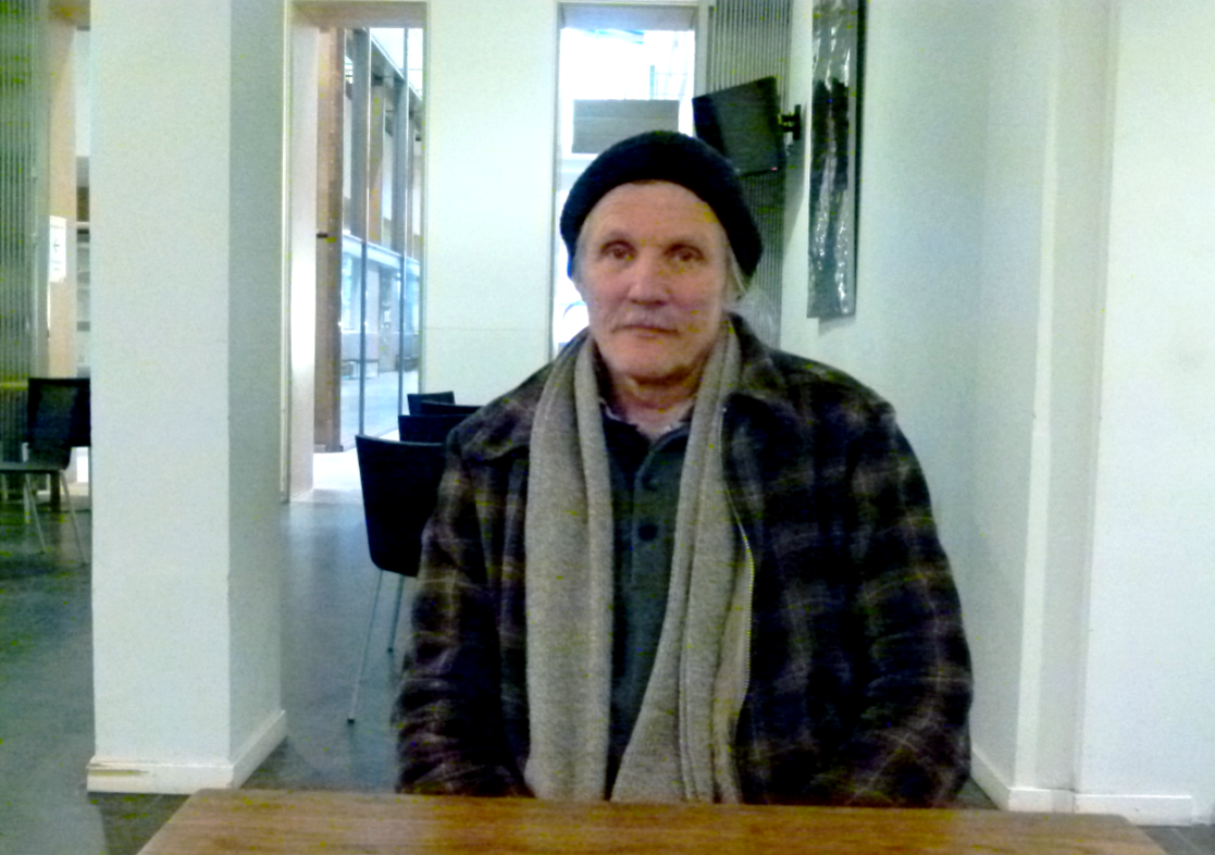 Ari Holtti, tummat hiukset, vakava ilme, valkoinen paita