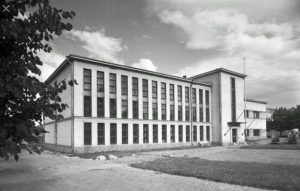 Vaasan kaupunginkirjaston historiallinen rakennus ulkoa, aurinkoisena päivänä