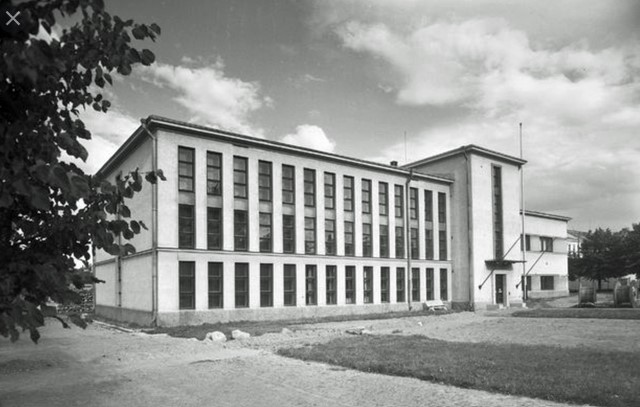 Vaasan kaupunginkirjaston historiallinen rakennus ulkoa, aurinkoisena päivänä