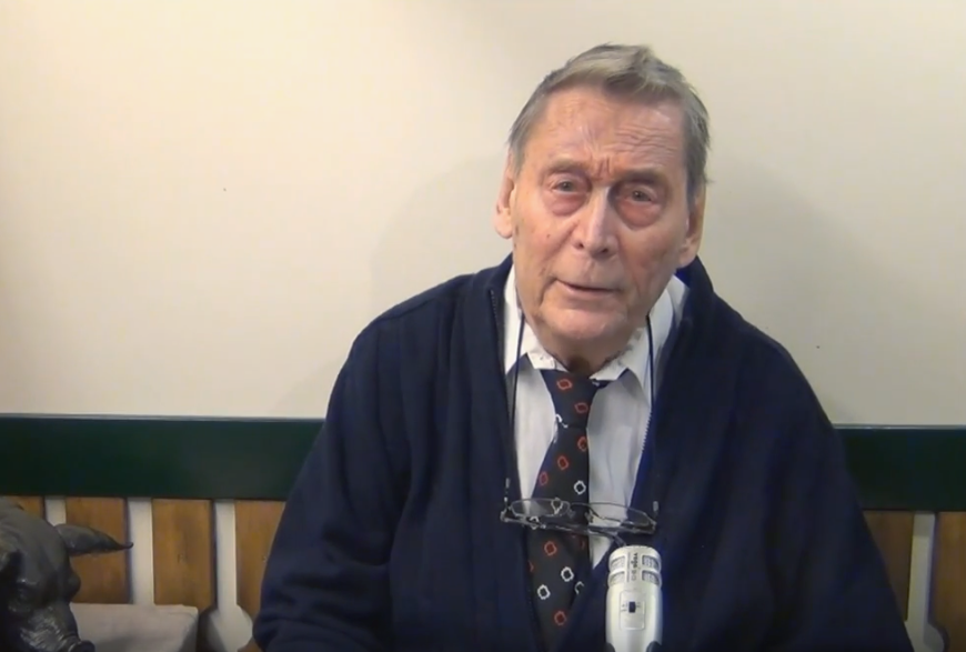 Mauno-Olavi Sundberg hymyilee kameralle, taustalla mikrofoni ja kuulokkeet