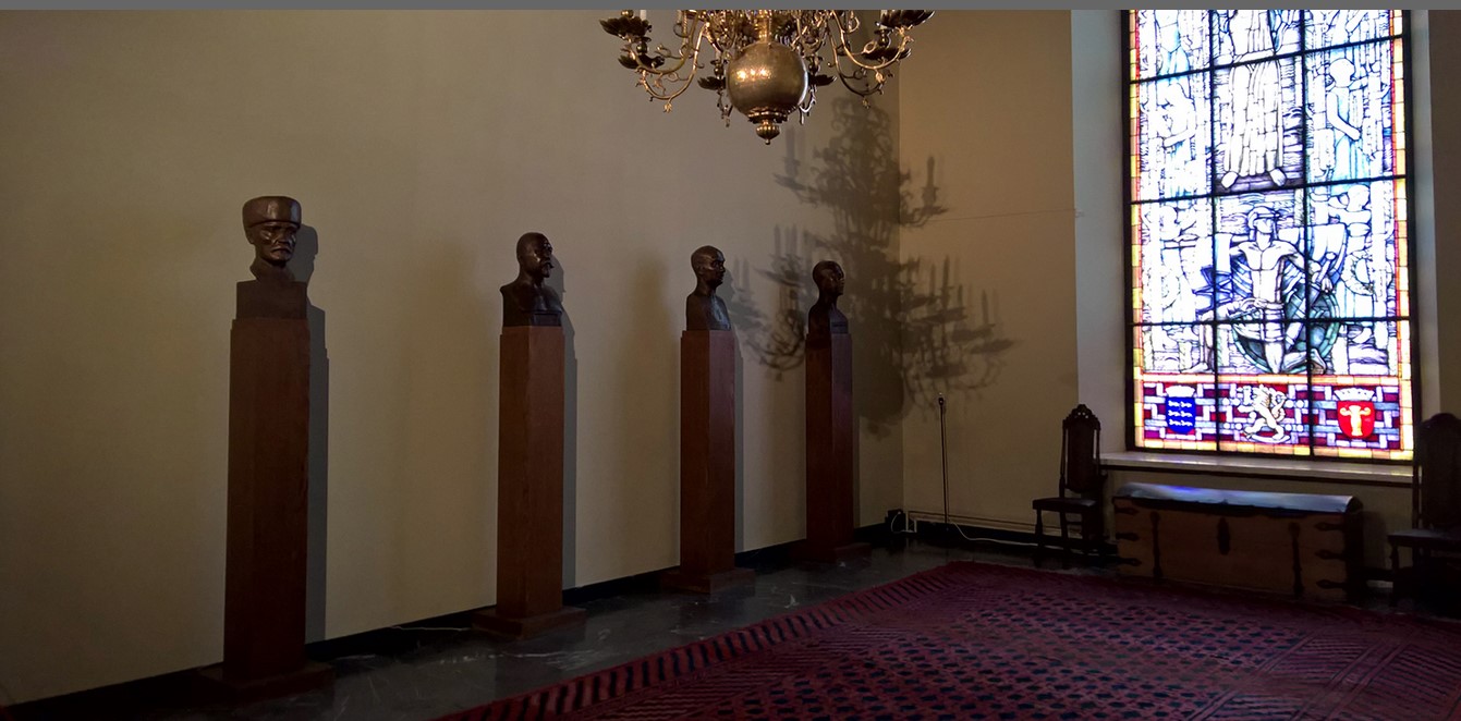 Isänmaa-lasimaalaus Pohjanmaan museon Vapaussodan muistohallissa