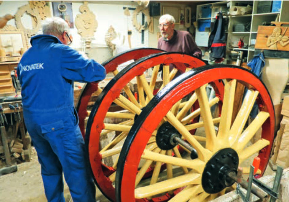 Vaasan Kasarmintorin perinnetykit muurin edustalla