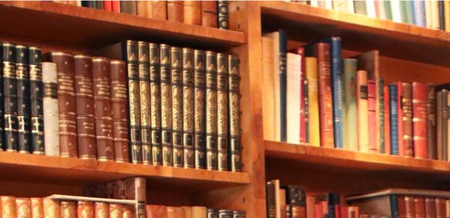 Pohjanmaan museon arkiston hyllyjä täynnä kirjoja ja kansioita