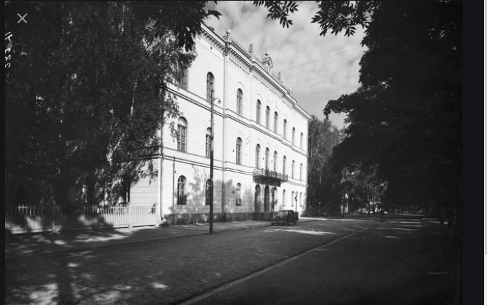 Vaasan ruotsalaisen lyseon vanha kirjastohuone, täynnä kirjoja