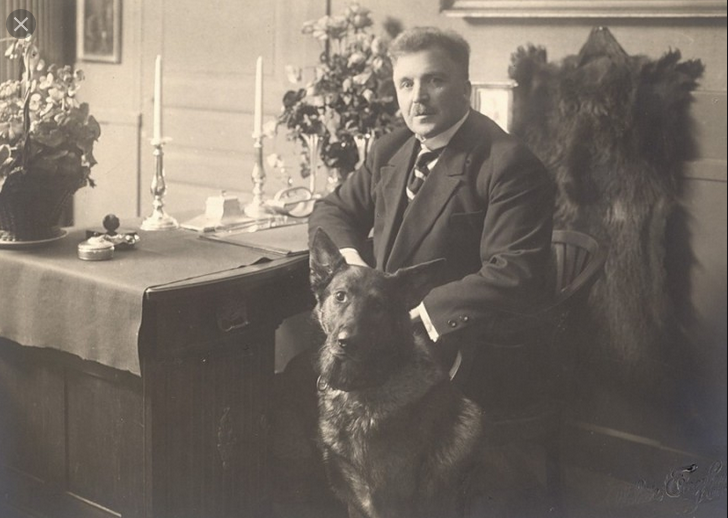 Frithjof Tikanojan muotokuva, tumma puku ja viikset