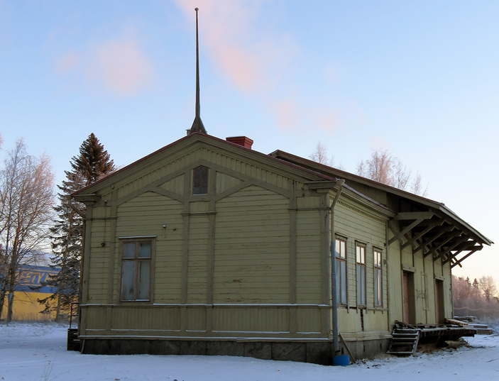 Vaskiluodon tullirakennus ja sen edustalla seisovia ihmisiä