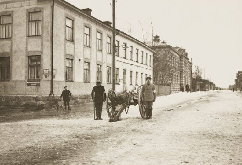 Vaasan kaupunkikuva ja ihmisiä vuonna 1918