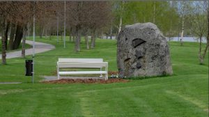 Venny Kontturin muistomerkki, jossa on muotokuva ja teksti