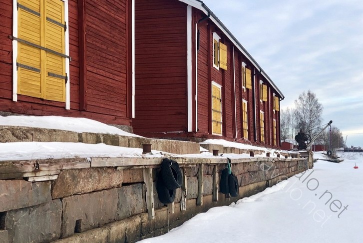 Vanha makasiini tai varastorakennus Vaasan satamassa