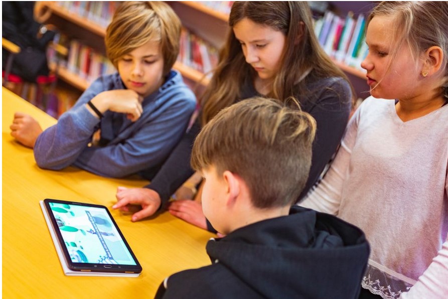 Värikäs, digitaalinen seikkailupeli, jossa on fantasiateemaisia hahmoja ja maisemia