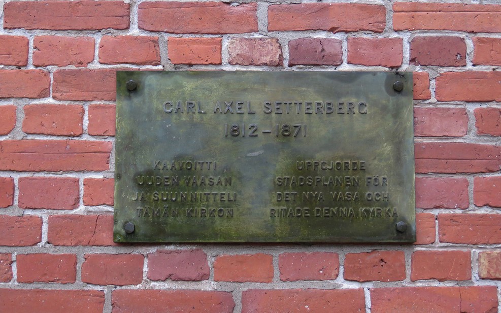 Settenbergin suvun muistolaatta, jossa nimet ja syntymäajat