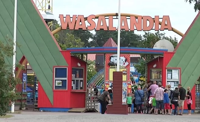 Hylätty huvipuisto Wasalandia, jossa kasvillisuus valtaa rakennuksia