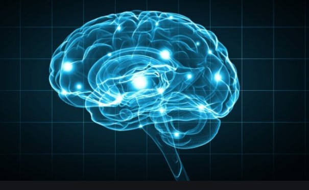 Ihmisiä jonossa, taustalla teollisuusrakennuksia ja savupiippuja