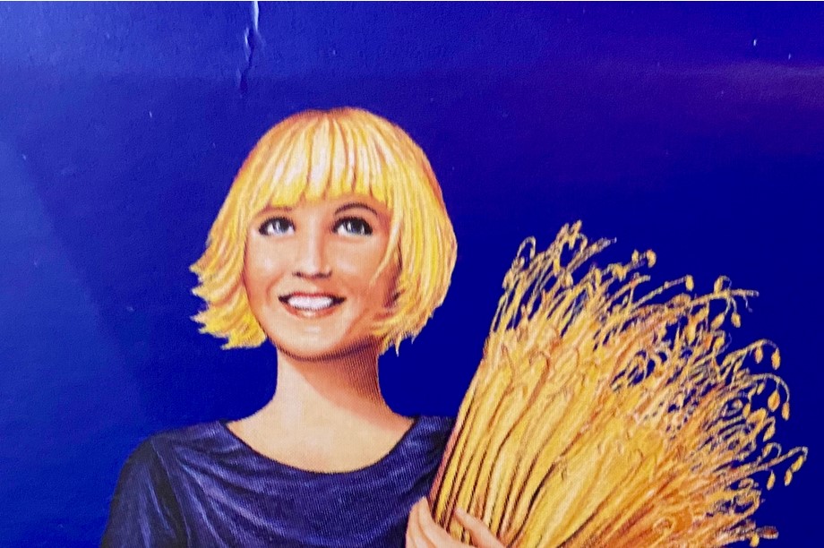 Menneisyyteen haikaileva Suomi-neito, jolla on surullinen ilme