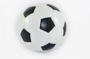 Lääkäri ja potilas keskustelevat, taustalla tietokone