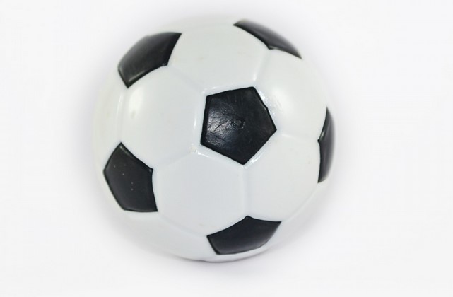 Lääkäri ja potilas keskustelevat, taustalla tietokone