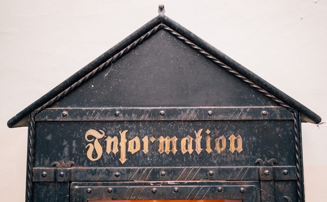 Ihmiset keskustelevat ja tutkivat tietoa pöydän ääressä