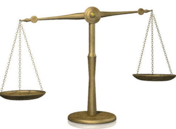 Vaaka, jossa toisella puolella on enemmän painoa