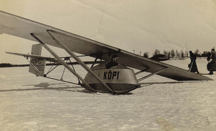 Vaapsahainen-liitokone hallissa, purjelentäjät etsivät sitä