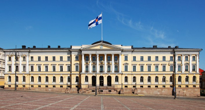 Valtioneuvoston istuntosali tai kokoushuone, jossa virkamiehet työskentelevät