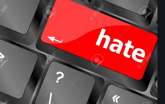 Nainen katsoo huolestuneena puhelimen näyttöä